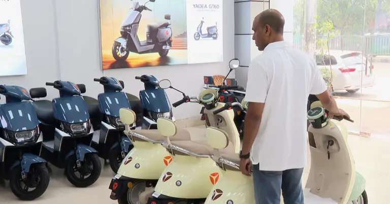 শোরুমে ই-বাইক দেখছেন ক্রেতা